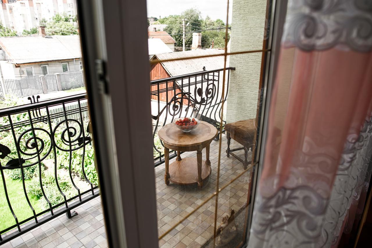 Sweet Home Hostel / Guest House 체르니우치 외부 사진