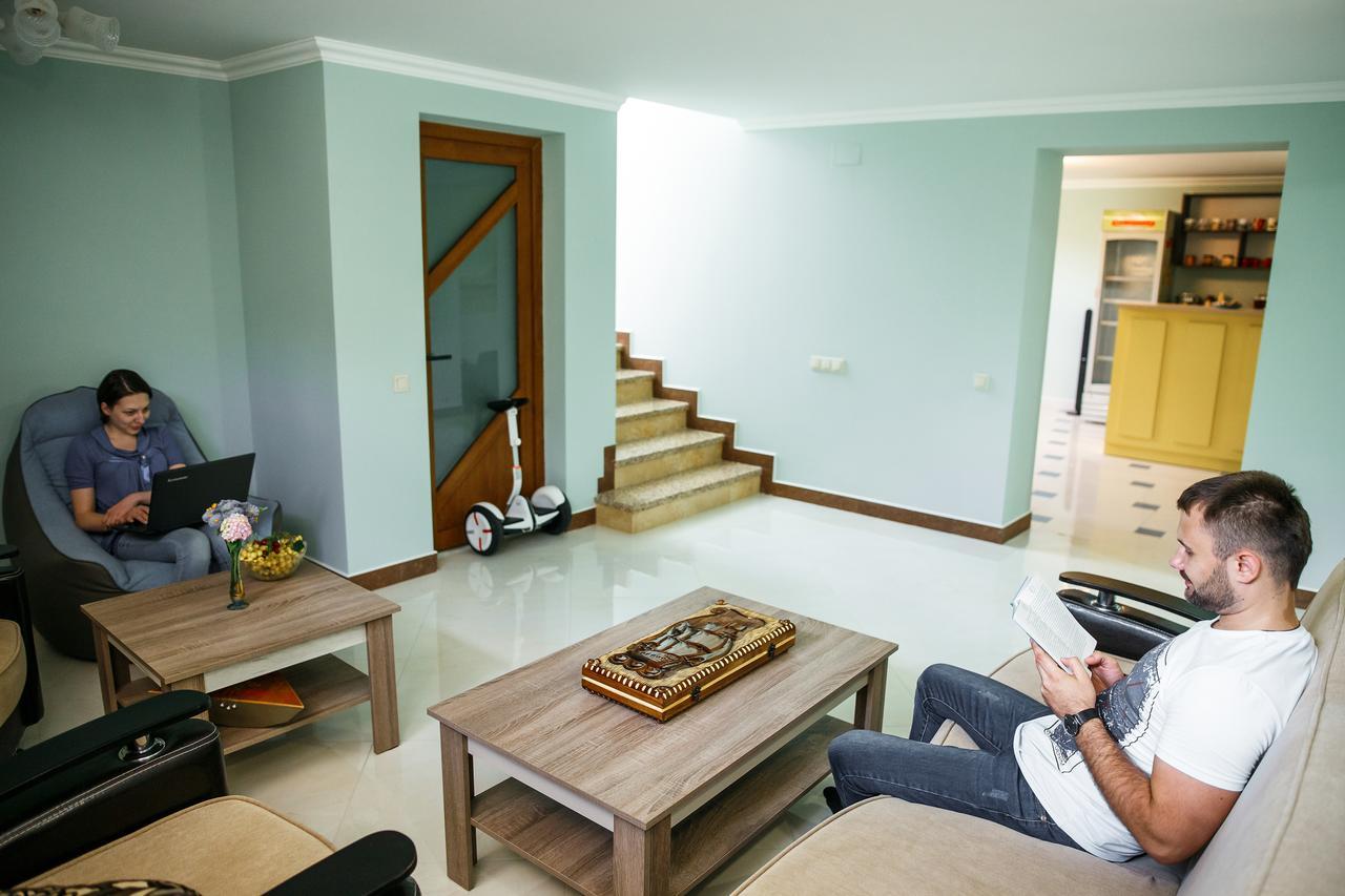 Sweet Home Hostel / Guest House 체르니우치 외부 사진