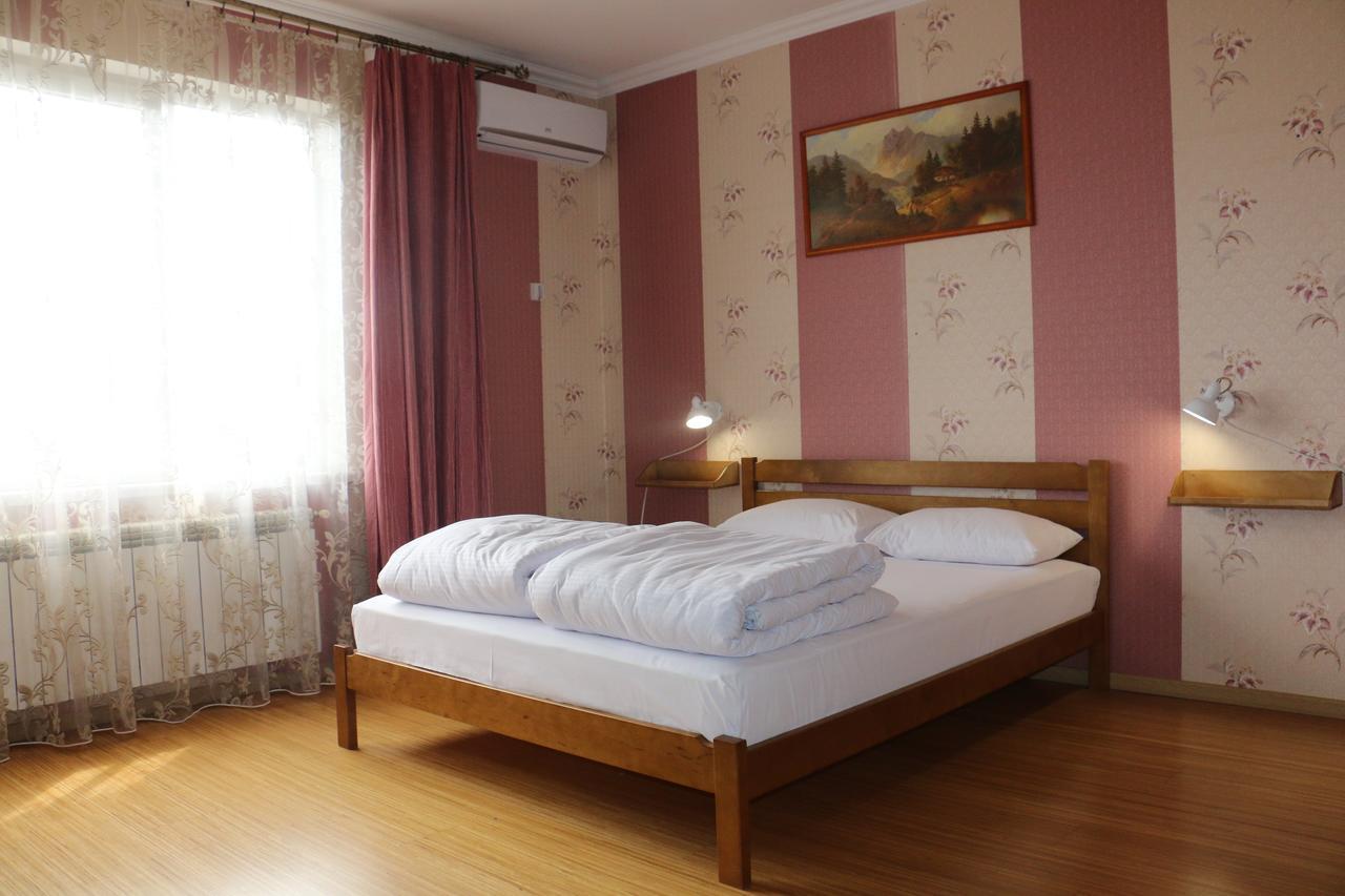 Sweet Home Hostel / Guest House 체르니우치 외부 사진